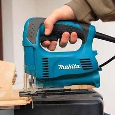 Sierra Caladora Ligera, con Inclinación de Corte / 450W / Incluye estuche.