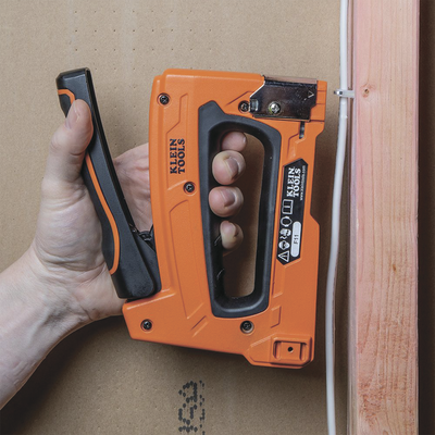 Paquete de 300 Grapas con Aislamiento, para Cables CAT3 y CAT5e, Cable de Altavoz y Cable de seguridad de hasta 1/4'' × 5/16'' (6 mm × 8 mm).