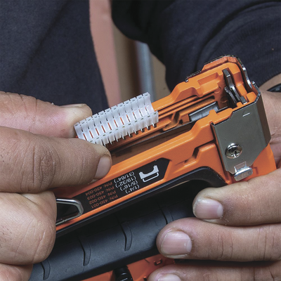 Paquete de 300 Grapas con Aislamiento, para Cables Coaxiales (RG59, RG6/6Q) y de Datos (CAT3/5e/CAT6/6A) de hasta 5/16'' × 5/16'' (8 mm × 8 mm) de tamaño.