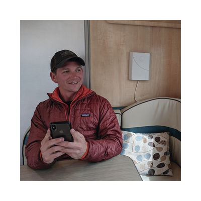 Kit de Amplificador de Señal Celular para Vehículo Recreacional u Oficina Móvil | 4G LTE 3G y 2G | 65 dB de Ganancia | Incluye Mástil Telescópico para Antena Exterior