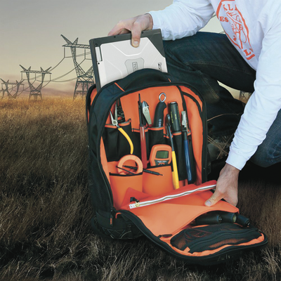 Mochila para herramientas y computadora portátil Tradesman Pro™ en poliéster negro con 25 bolsillos (No incluye herramientas). Mochila para herramientas y computadora portátil Tradesman Pro™ en poliéster negro con 25 bolsillos (No incluye herramientas).