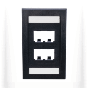 Placa de Pared Vertical Ejecutiva, Salida de 4 Puertos Mini-Com, Con Espacios Para Etiquetas, Color Negro