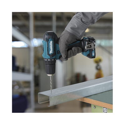 Atornillador broquero cambio rápido 3/8”. 2 baterías 12v de 1.5 amperes y cargador.