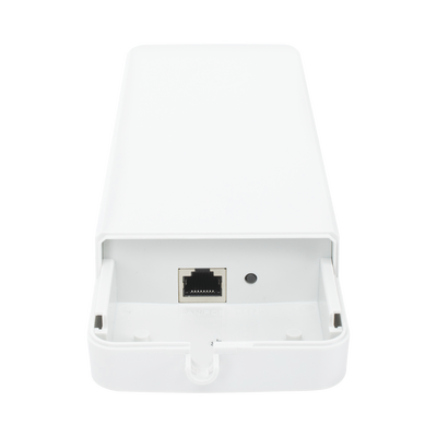 Suscriptor ePMP Force 130 MIMO 2x2 / 28 dBm de potencia / Mejor desempeño en zonas altamente ruidosas / 5150-5970 MHz / Distancia de 3 km en PTMP / Antena integrada de 14 dBi (C050900C505A)