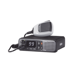 Radio móvil digital con pantalla numérica, en rango de 380-470MHz, de 99 canales seleccionables, GPS, y bluethooth. Incluye micrófono, cable de corriente y bracket.