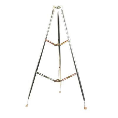 Montaje de tripie para exterior, altura total del tripie 1.52 m. Compatible con mástiles de hasta 3 m de largo 1 1/4 a 2" de diámetro