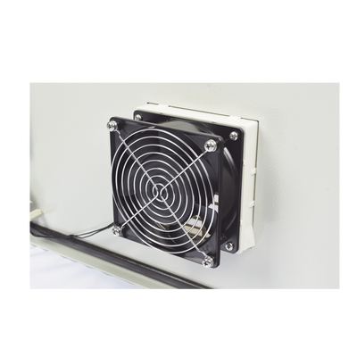 Gabinete Ventilado de Acero IP55 Uso en Exterior (500 x 700 x 250 mm) con Placa Trasera Interior Metálica y Compuerta Inferior Atornillable. Incluye Ventilador, Ventilas, filtros, Chapas y Llave T. Gabinete Ventilado de Acero IP55 Uso en Exterior (500 x 700 x 250 mm) con Placa Trasera Interior Metálica y Compuerta Inferior Atornillable. Incluye Ventilador, Ventilas, filtros, Chapas y Llave T.