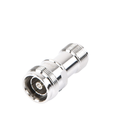 Adaptador en Línea de Conector 4.3-10 Macho a N Hembra, Bronce Blanco/ Plata/ Teflón.