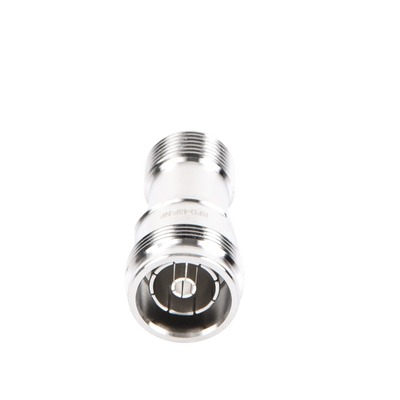 Adaptador en Línea de Conector 4.3-10 Macho a N Hembra, Bronce Blanco/ Plata/ Teflón.