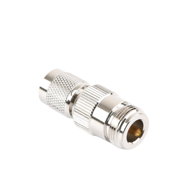 Adaptador en Línea, de Conector TNC Macho Inverso a N Hembra, Niquel/ Oro/ Teflón.