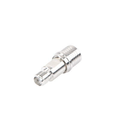 Adaptador en Línea de Bajo PIM, de Conector QMA (Quick Mate) Macho a SMA Hembra, Bronce Blanco/ Oro/ Teflón.