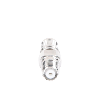 Adaptador en Línea, de Conector QMA (Quick Mate) Macho a Mini-UHF Hembra, Bronce Blanco/ Oro/ Teflón.