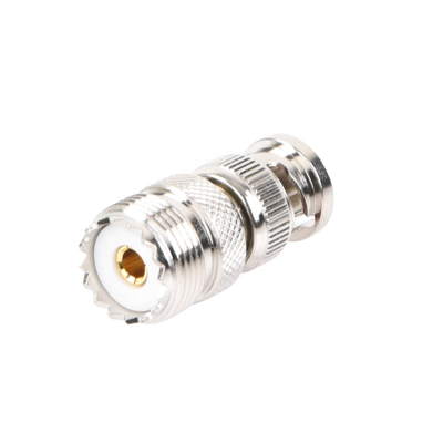 Adaptador en Línea, de Conector QMA (Quick Mate) Macho a Mini-UHF Hembra, Bronce Blanco/ Oro/ Teflón.
