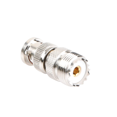 Adaptador en Línea, de Conector QMA (Quick Mate) Macho a Mini-UHF Hembra, Bronce Blanco/ Oro/ Teflón.