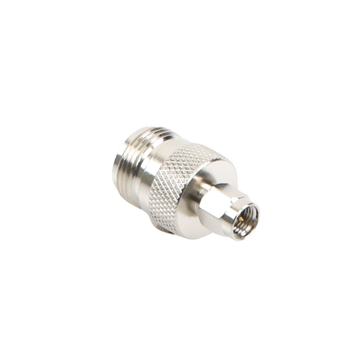 Adaptador en Linea de Conector SMA Macho a N Hembra, Niquel/ Oro/ Teflón.