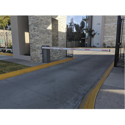 Barrera vehicular izquierda / Soporta brazo de hasta 5.5 m / Final de carrera ajustable por programación / Movimiento fluido / Diseño elegante color gris Barrera vehicular izquierda / Soporta brazo de hasta 5.5 m / Final de carrera ajustable por programación / Movimiento fluido / Diseño elegante color gris