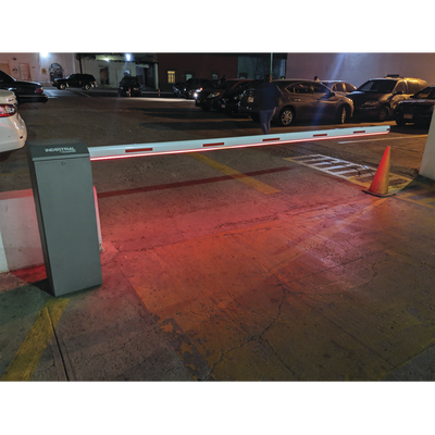 Barrera vehicular izquierda / Soporta brazo de hasta 5.5 m / Final de carrera ajustable por programación / Movimiento fluido / Diseño elegante color gris Barrera vehicular izquierda / Soporta brazo de hasta 5.5 m / Final de carrera ajustable por programación / Movimiento fluido / Diseño elegante color gris