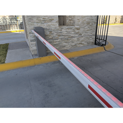 Barrera vehicular derecha / Soporta brazo de hasta 5.5 m / Final de carrera ajustable por programación / Movimiento fluido / Diseño elegante color Gris