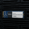 SSD 1600GB NVMe M.2 Serie Enterprise / Alto Rendimiento 660000 IOPS Lectura / Resistencia Empresarial 2900 TBW / Protección de Datos Integral / Análisis de Vida Útil / Compatibilidad con Synology DSM