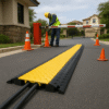 Protector de Cable de 5 Canales / Base de Goma y Tapa de Plástico / Capacidad 4.6 Toneladas / Canal 38x35MM / Longitud 90 cm / Amarillo y Negro